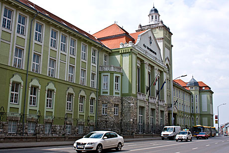 główny budynek uniwersytetu