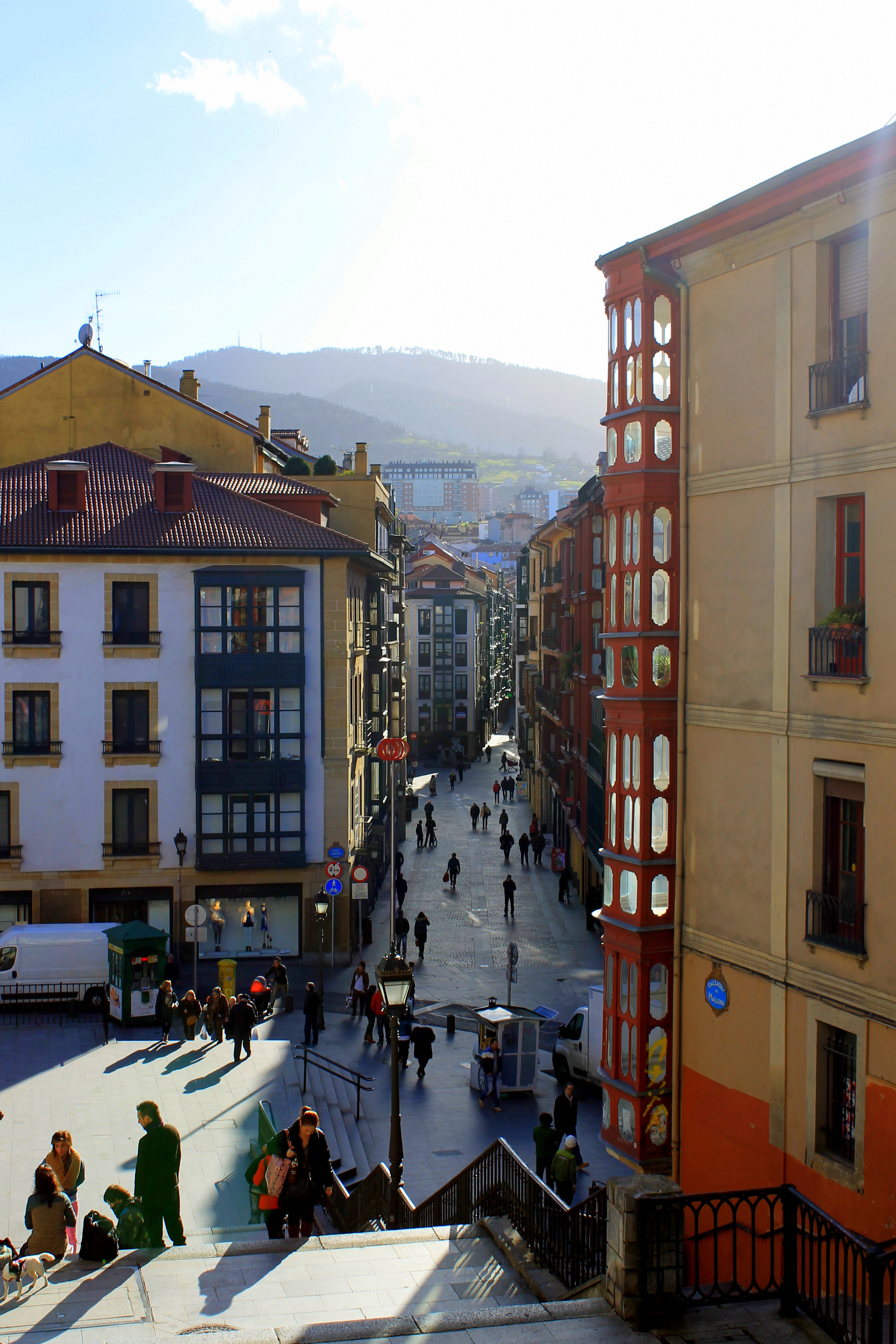  Casco Viejo – czyli stare miasto. Jak widać z każdego miejsca w Bilbao widać pobliskie wzgórza.